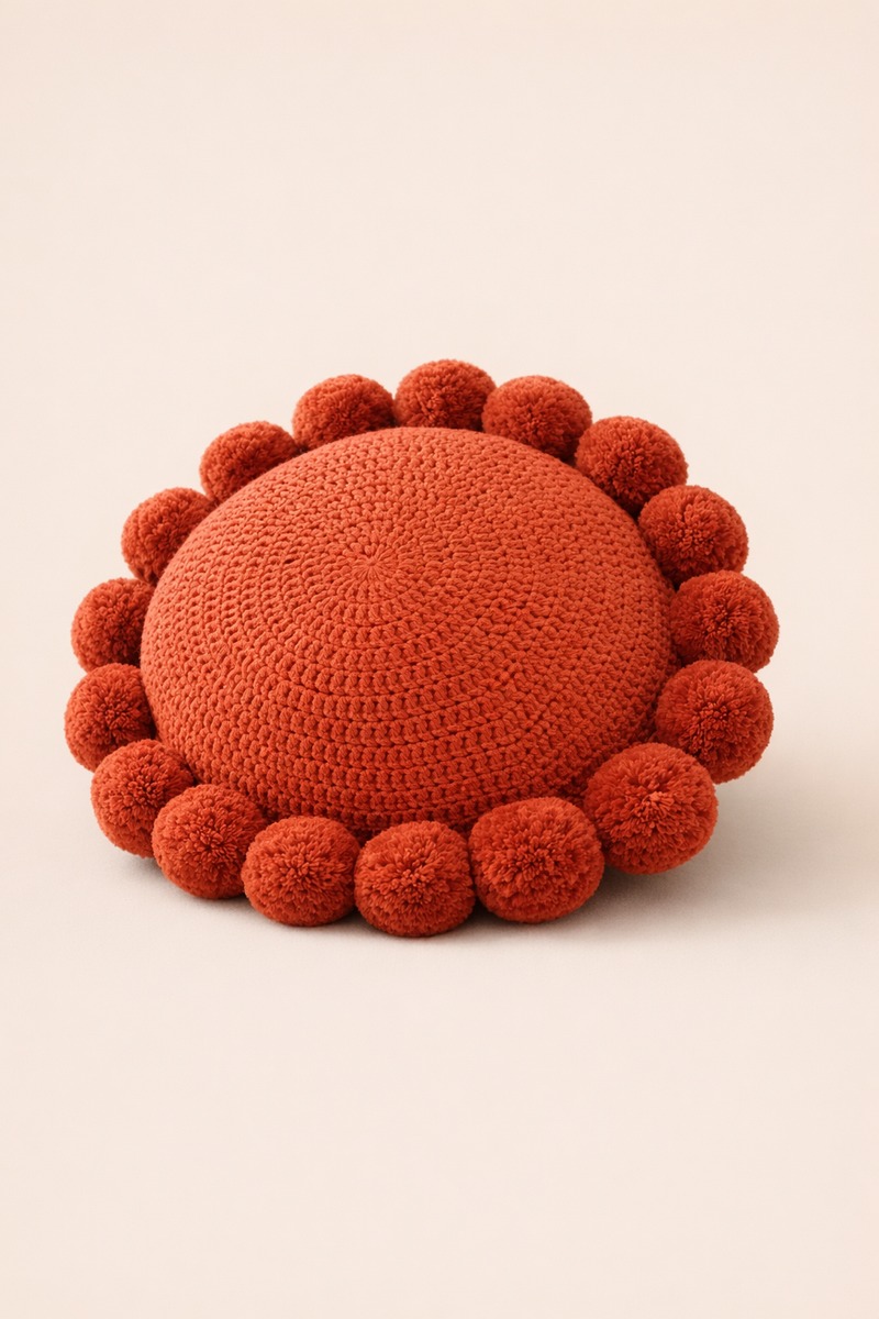 Ponpon Süslemeli Kiremit Yuvarlak Kırlent