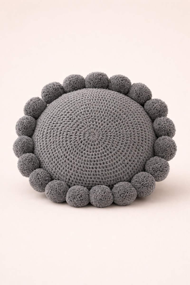 Ponpon Süslemeli Gri Yuvarlak Kırlent