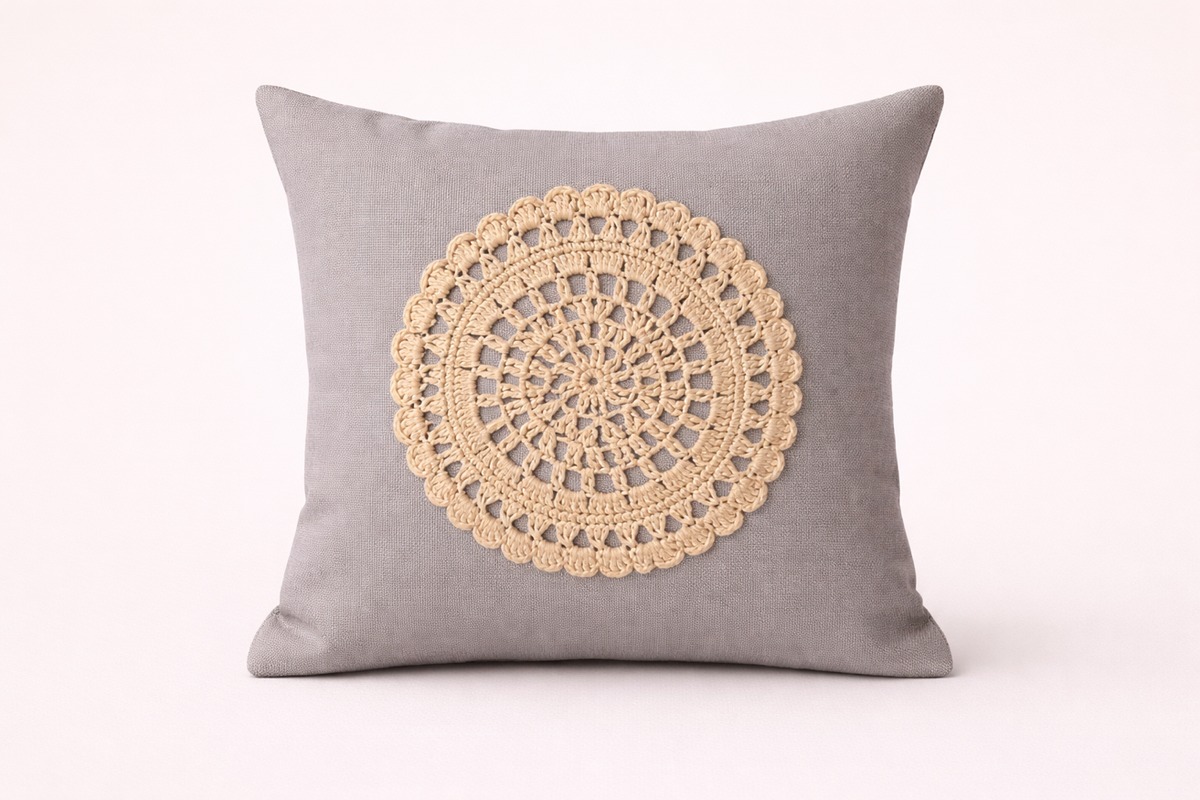 Dantel Motifli Gri Kırlent