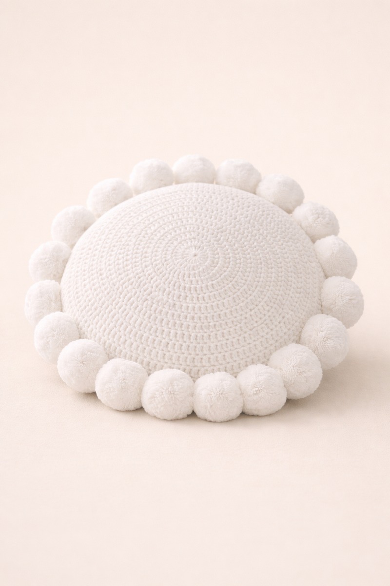 Ponpon Süslemeli Beyaz Yuvarlak Kırlent