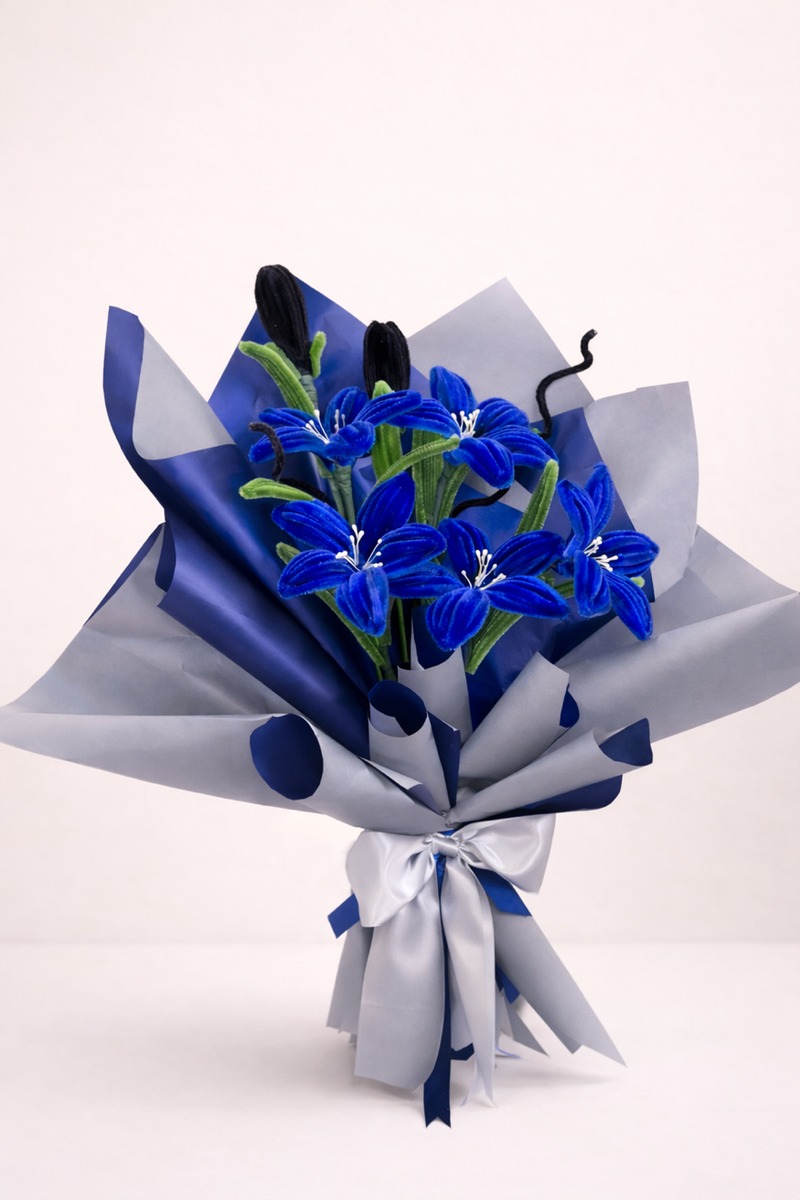 El Örmesi Mavi Zambak Buketi